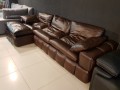 Угловой кожаный диван Марчелло с оттоманкой и подлокотниками для квартиры